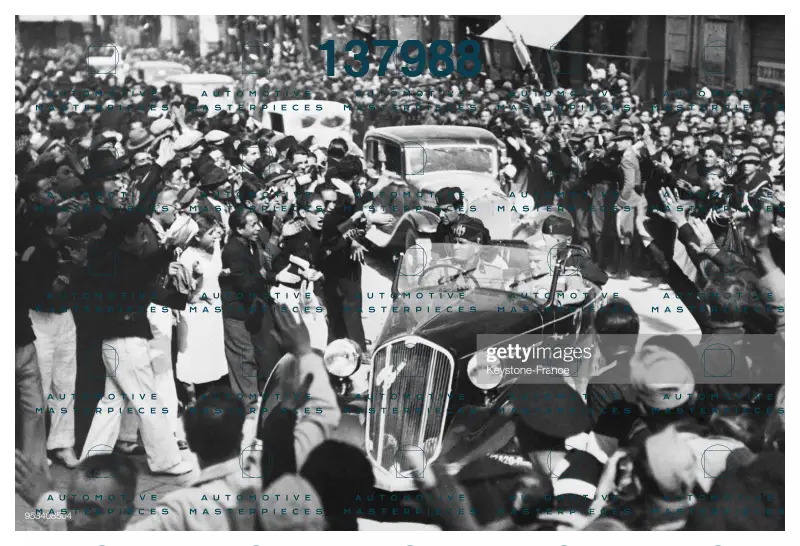 xxx Mussolini au volant de sa voiture, traverse la ville, acclamé par la foule, à Bénévent, Italie en 1935..jpg