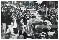 xxx Mussolini au volant de sa voiture, traverse la ville, acclamé par la foule, à Bénévent, Italie en 1935..jpg