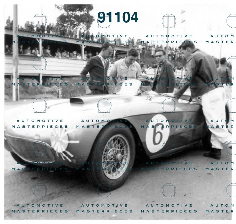 Henrique Casini - 1957- Ferrari 250 no grid de largada do IV Premio Aniversario do ACB, em Interlagos.jpg